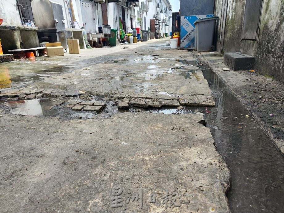 **已签发**柔:头条之一:民生特工队〡商区水沟阻塞大雨必淹 商民好困扰