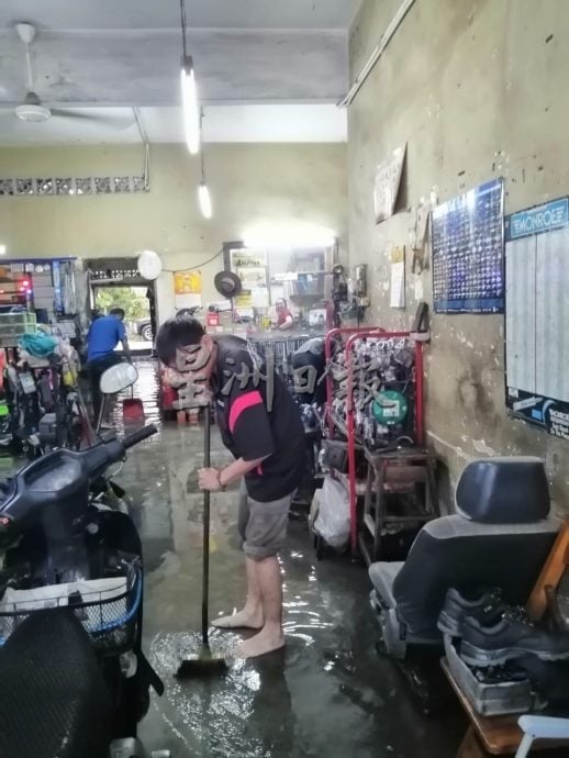 供星洲网:淡边滂沱大雨,造成店屋业主叫苦连天