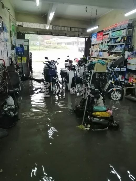 供星洲网:淡边滂沱大雨,造成店屋业主叫苦连天