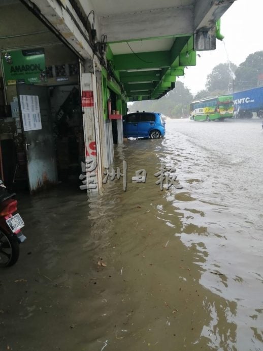 供星洲网:淡边滂沱大雨,造成店屋业主叫苦连天
