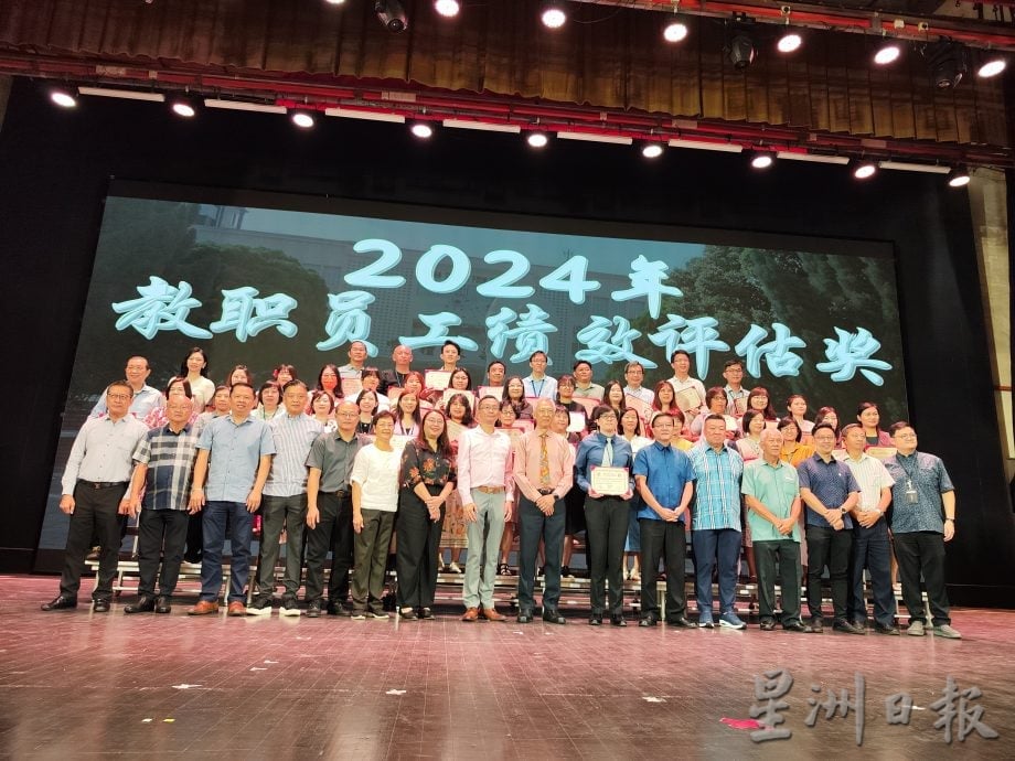 **已签发**柔：校园版头：童星存：宽中拟明年再为教师调薪，基薪有望迈入4000