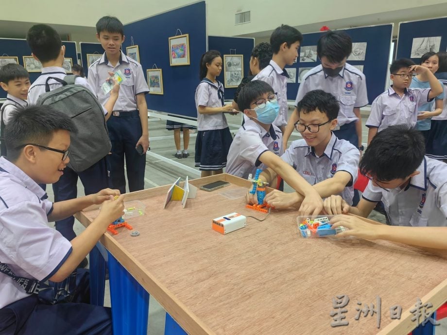 紧贴发展趋势装备未来 深斋中学明年AI纳正课