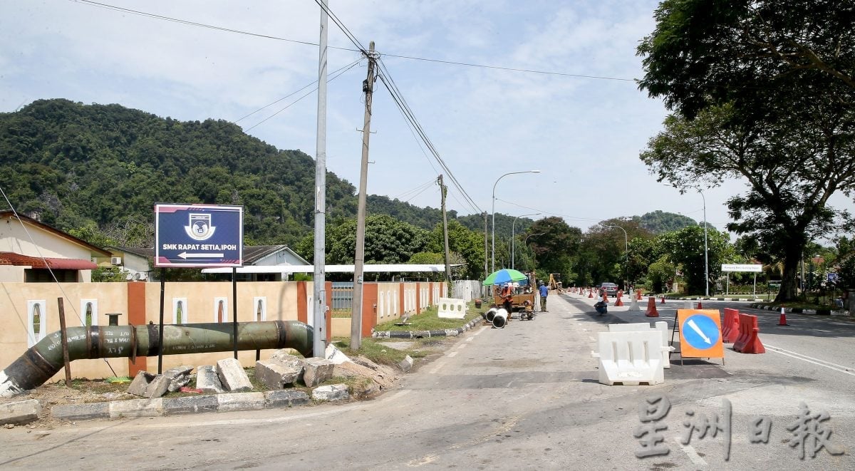 牛奶厂路换水管工程 局部封路2周 留2车道通车 