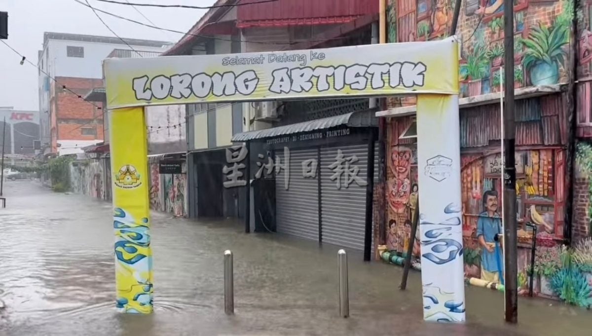 供星洲网/淡边狂风暴雨掀翻9帐篷,9中学生被压伤