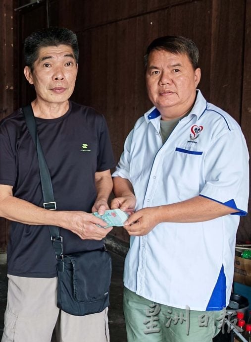 善心组织捐1万2000 助曼绒3贫病家庭