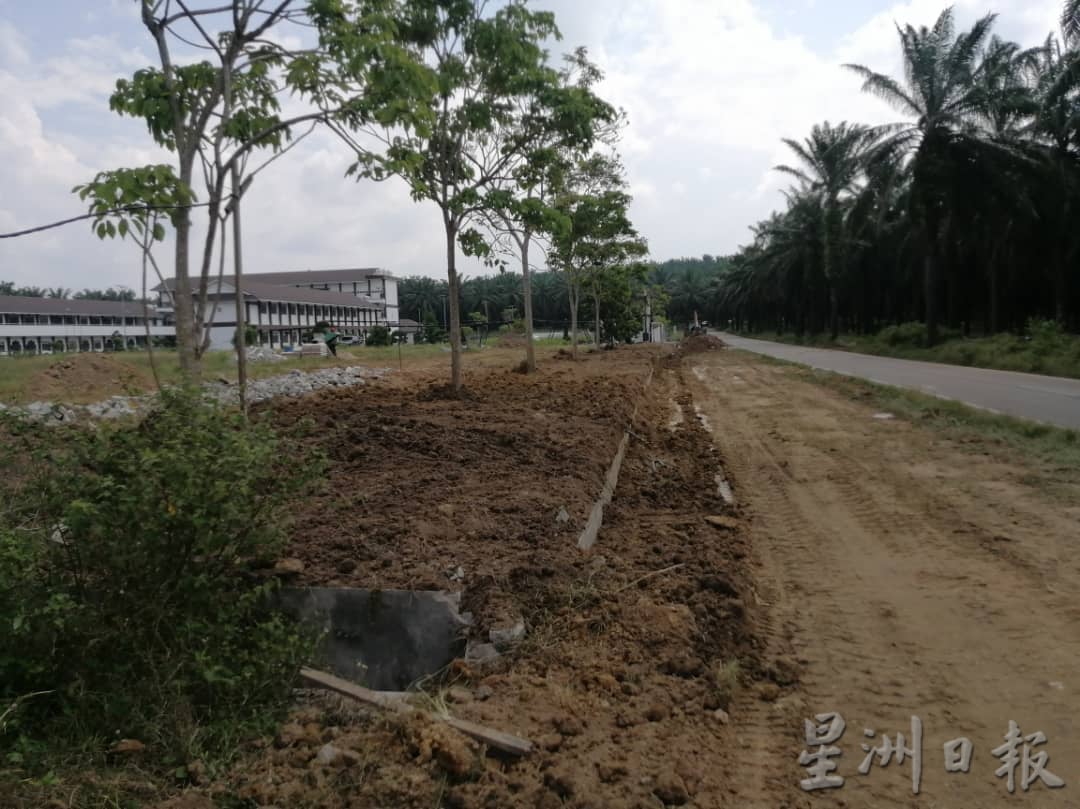 东：金马梳华小拆除门口围墙 供日后道路扩建用途