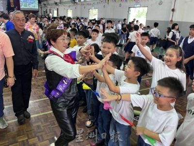 玛琳华小校长荣休会温馨  陈素贞道别掌声不断
