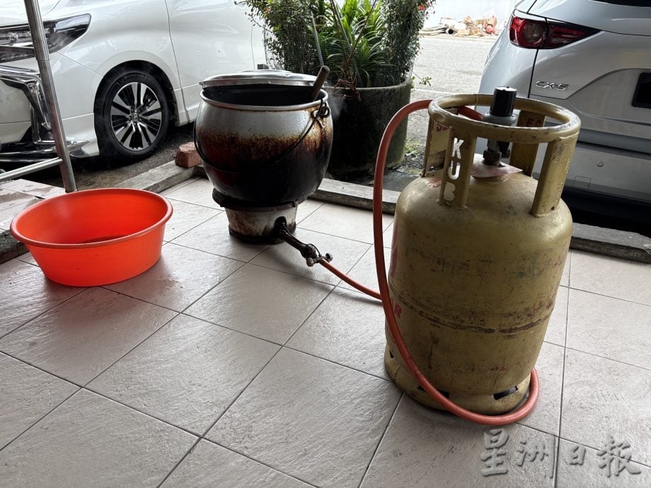 (已签发)柔:封面特稿:商贩盼当局了解餐饮作业 禁用补贴煤气熟食价格恐飙升