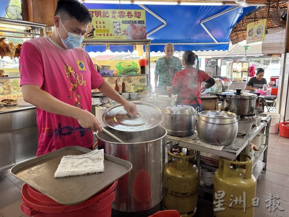 (已签发)柔:封面特稿:商贩盼当局了解餐饮作业 禁用补贴煤气熟食价格恐飙升