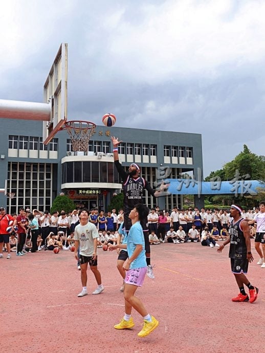 美国哈林篮球队“雨中炫技”嗨翻芙中