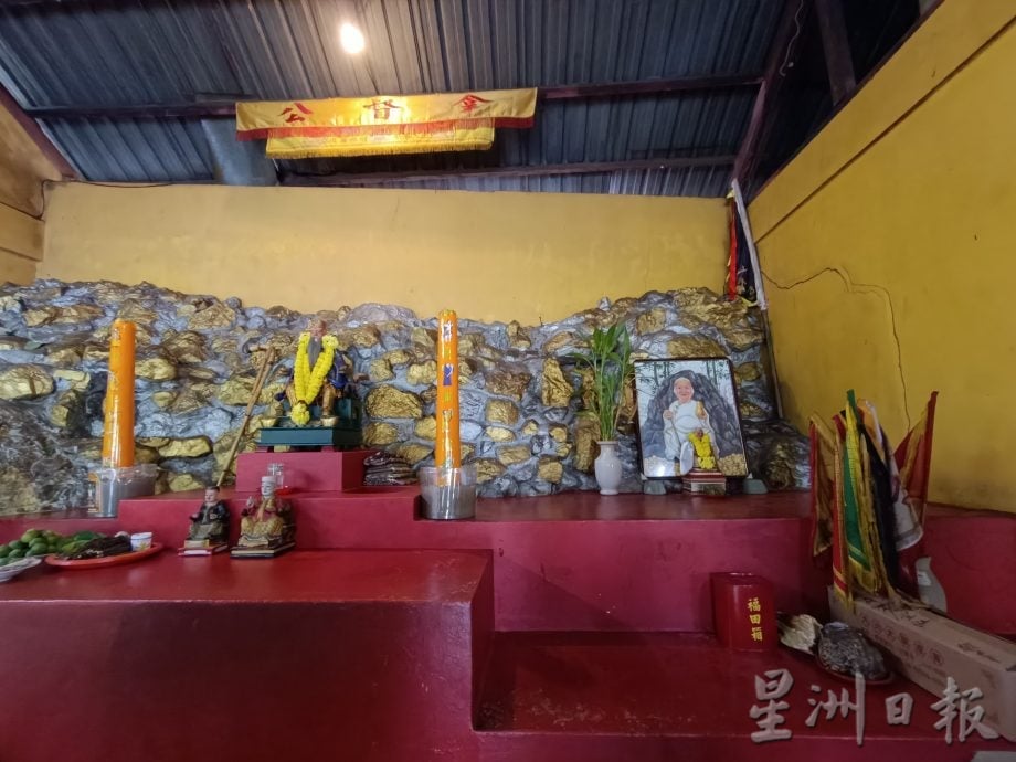 供星洲网:让路供防洪工程,柔河百年石拿督庙一侧拿督婆神龛被当局拆除