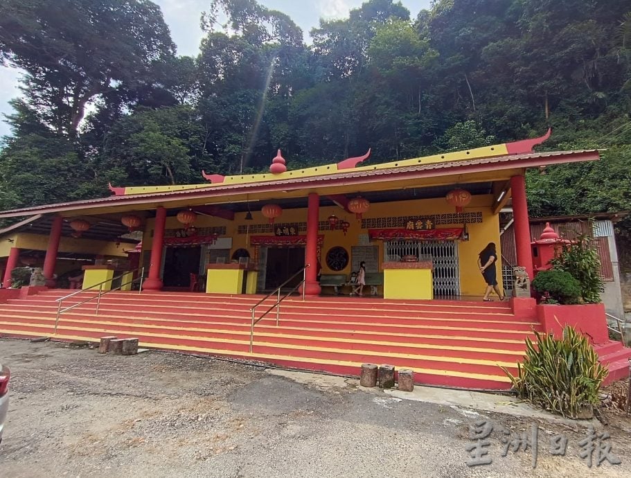 供星洲网:让路供防洪工程,柔河百年石拿督庙一侧拿督婆神龛被当局拆除
