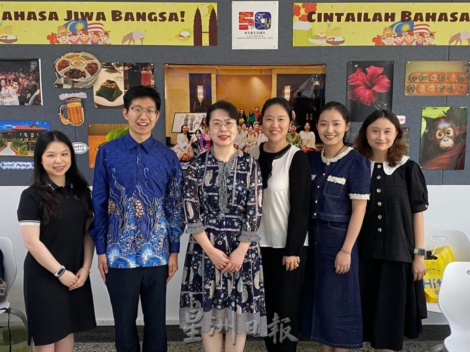 用字严谨 字正腔圆 他们在北京说流利马来语