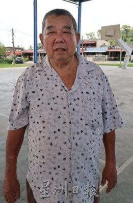 民生特工队:只剩一框可投球,地面凹陷雨后积水,篮场球亟需维修