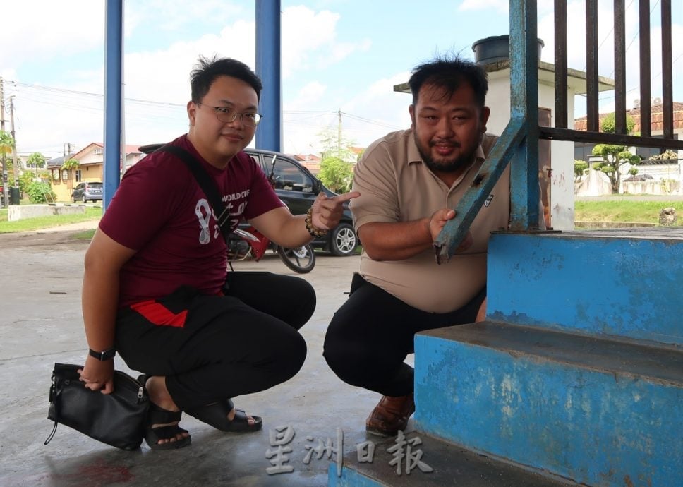 只剩一框可投球,地面凹陷雨后积水,篮场球亟需维修