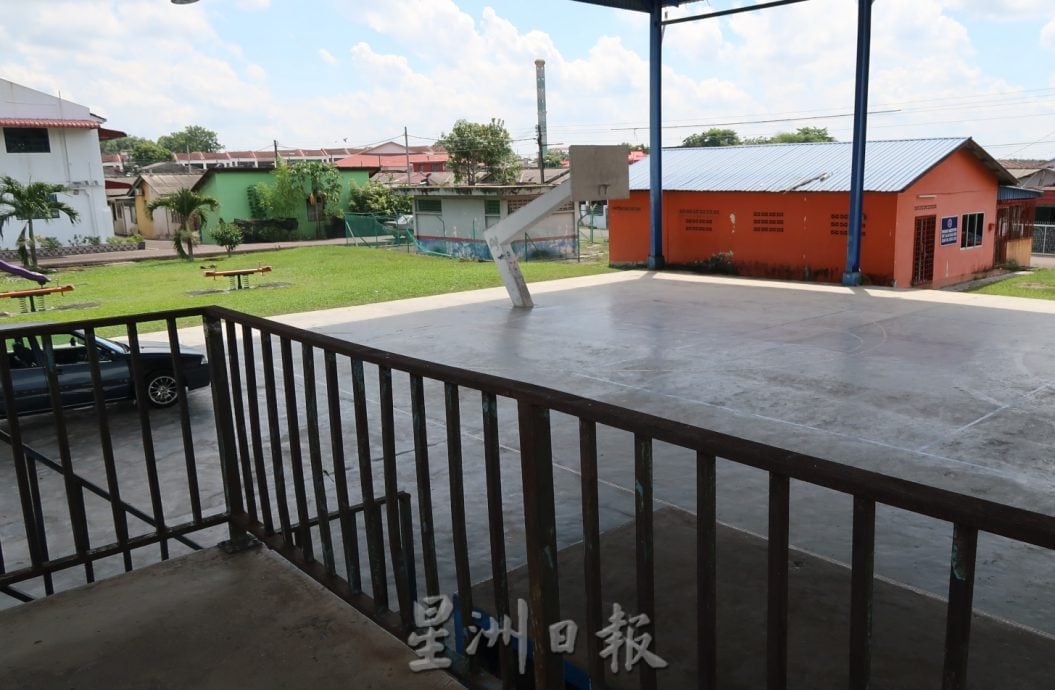 民生特工队:只剩一框可投球,地面凹陷雨后积水,篮场球亟需维修