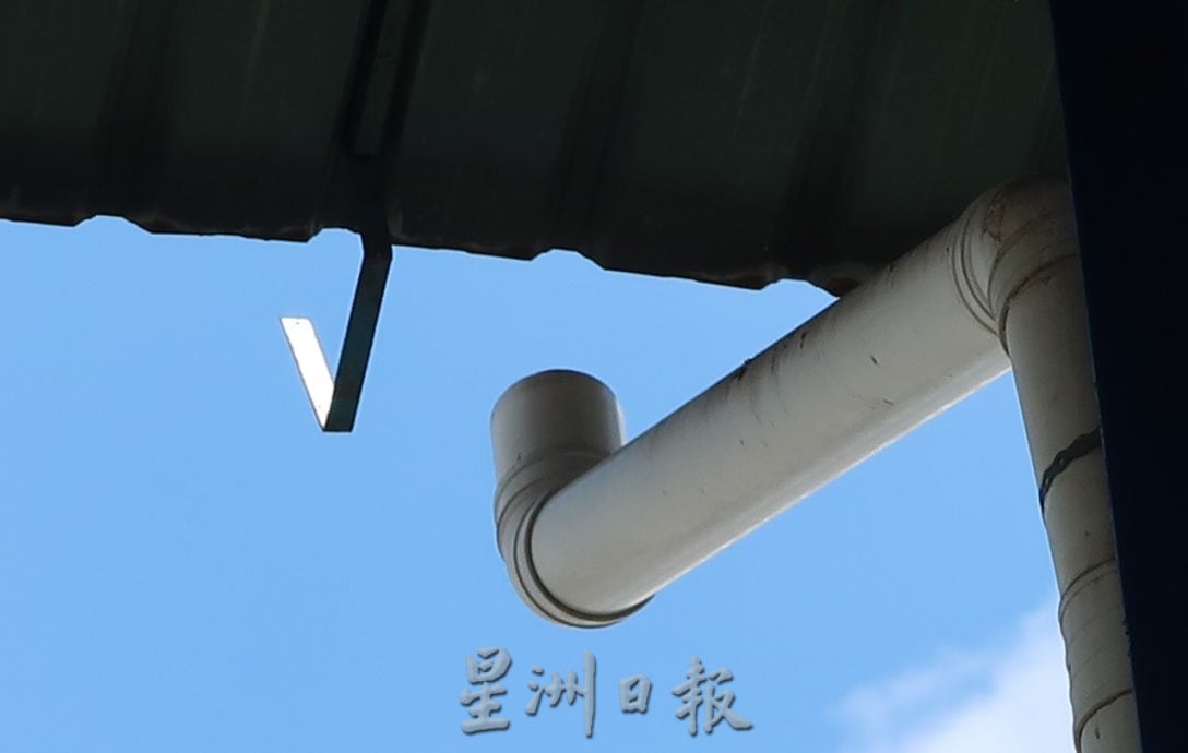 民生特工队:只剩一框可投球,地面凹陷雨后积水,篮场球亟需维修