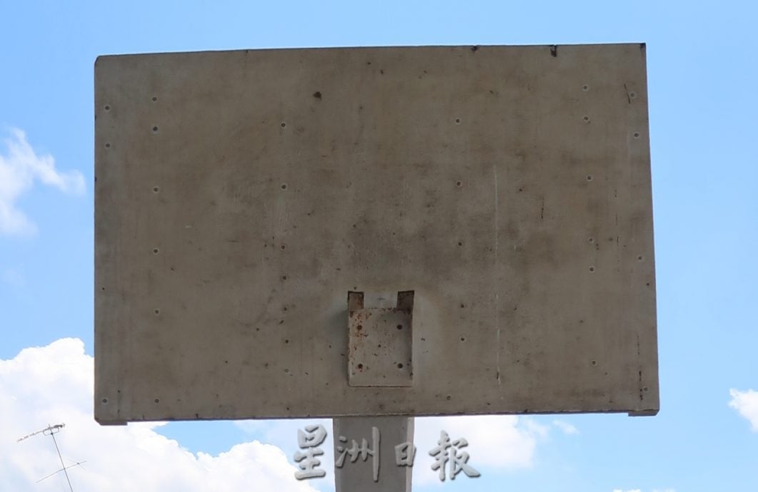 只剩一框可投球,地面凹陷雨后积水,篮场球亟需维修