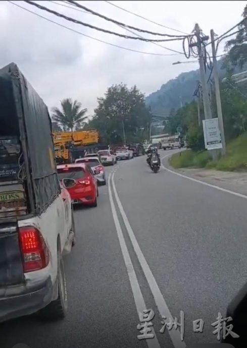天气热三天连假 纷涌金马仑避暑塞车