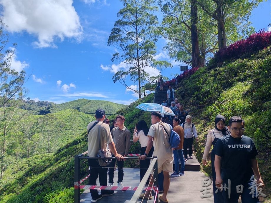 天气热三天连假 纷涌金马仑避暑塞车