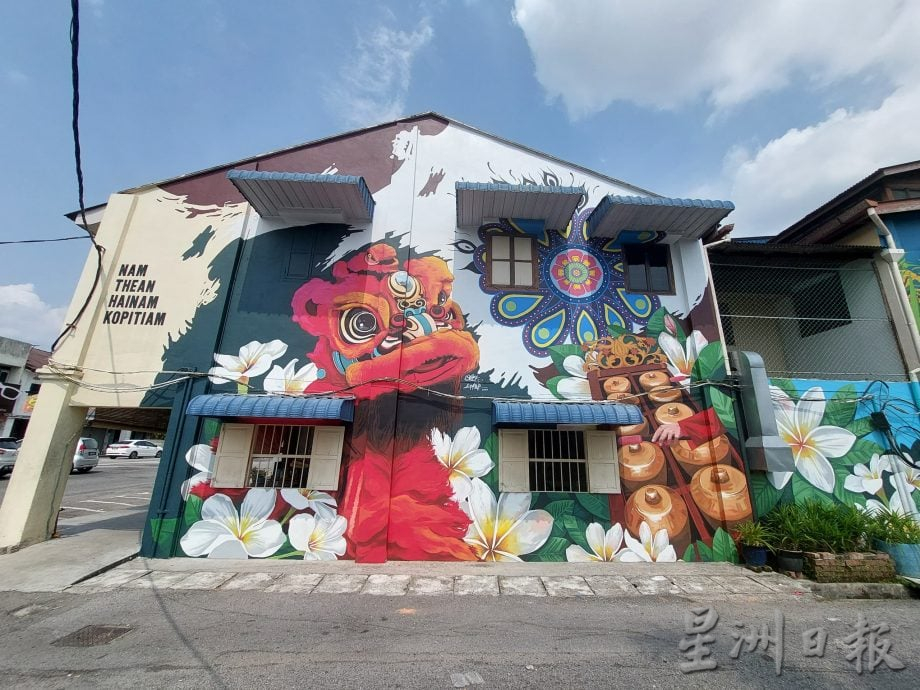 (大北马)巴里文打旧街场新增壁画 突出三大民族文化
