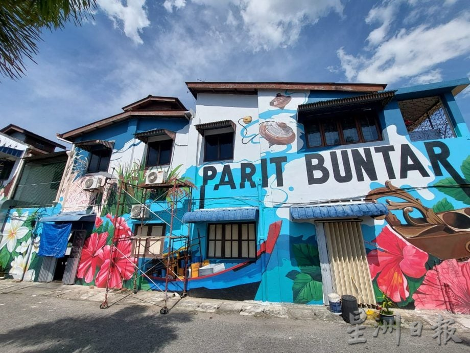 (大北马)巴里文打旧街场新增壁画 突出三大民族文化