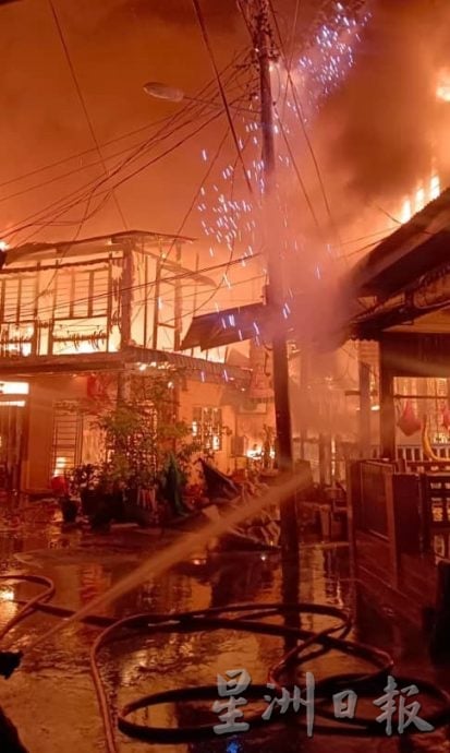 峇眼巴硕渔村史上最大火灾  23建筑毁 村民惊醒逃生