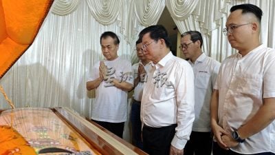 曹观友 许子根 两任首长瞻仰郑奕南