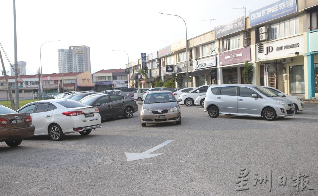 怡新都7月铺路植行道树 安置周二夜市附近作业