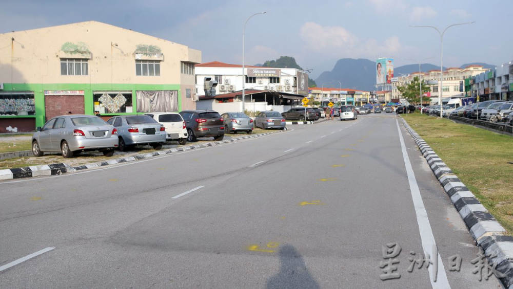 怡新都7月铺路植行道树 安置周二夜市附近作业