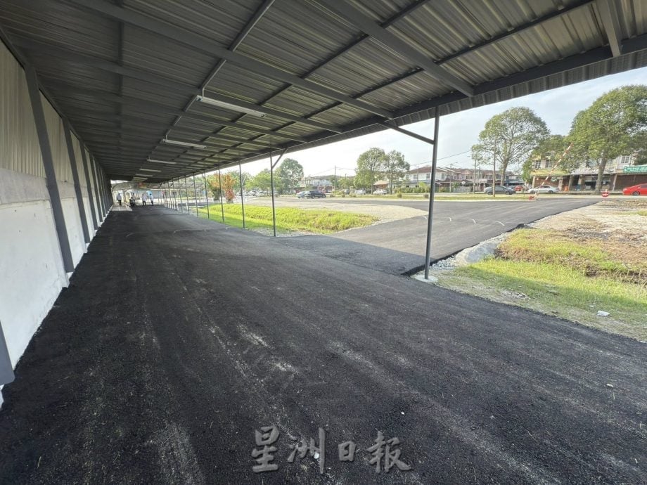 大都会:/(主文)巴巴莱杜州议员助万津中华学校完成搭建有盖走廊及道路铺建工程