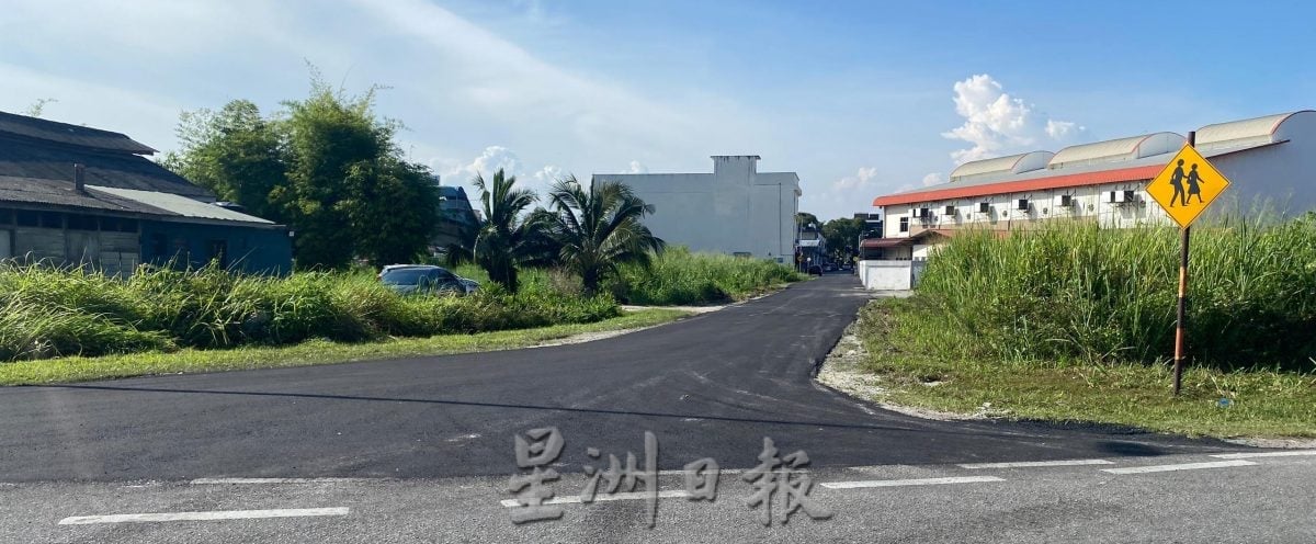 大都会:/(主文)巴巴莱杜州议员助万津中华学校完成搭建有盖走廊及道路铺建工程