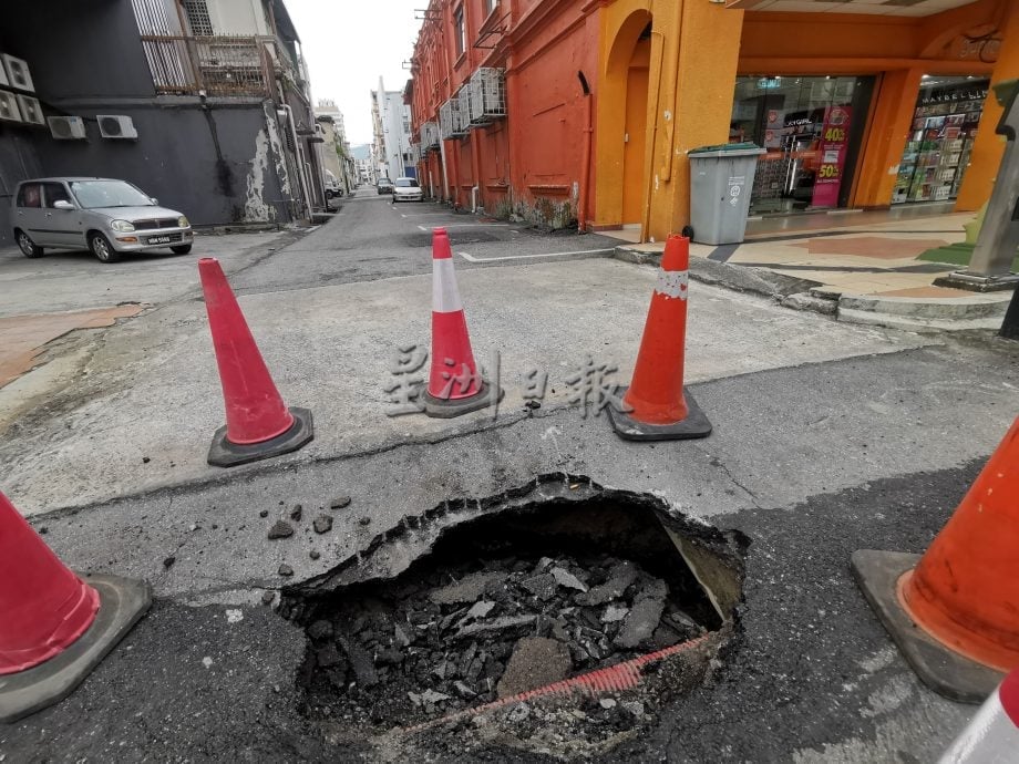疑施工致地下水管破裂 芙市区道路塌陷现大坑