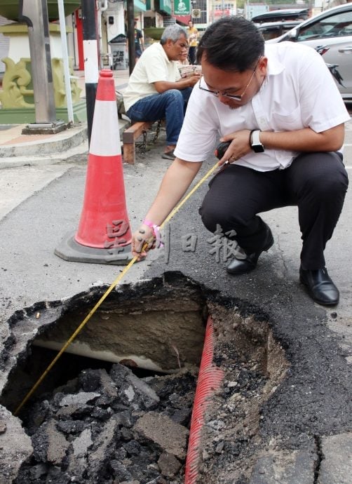 疑施工致地下水管破裂 芙市区道路塌陷现大坑