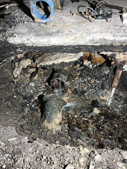 疑施工致地下水管破裂 芙市区道路塌陷现大坑