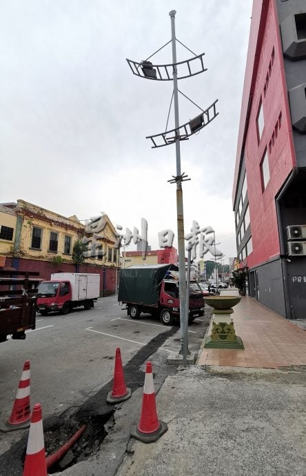 疑施工致地下水管破裂 芙市区道路塌陷现大坑