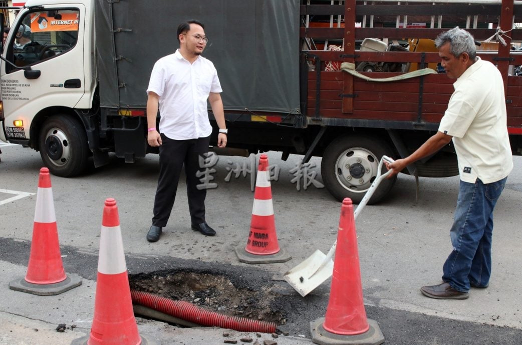 疑施工致地下水管破裂 芙市区道路塌陷现大坑
