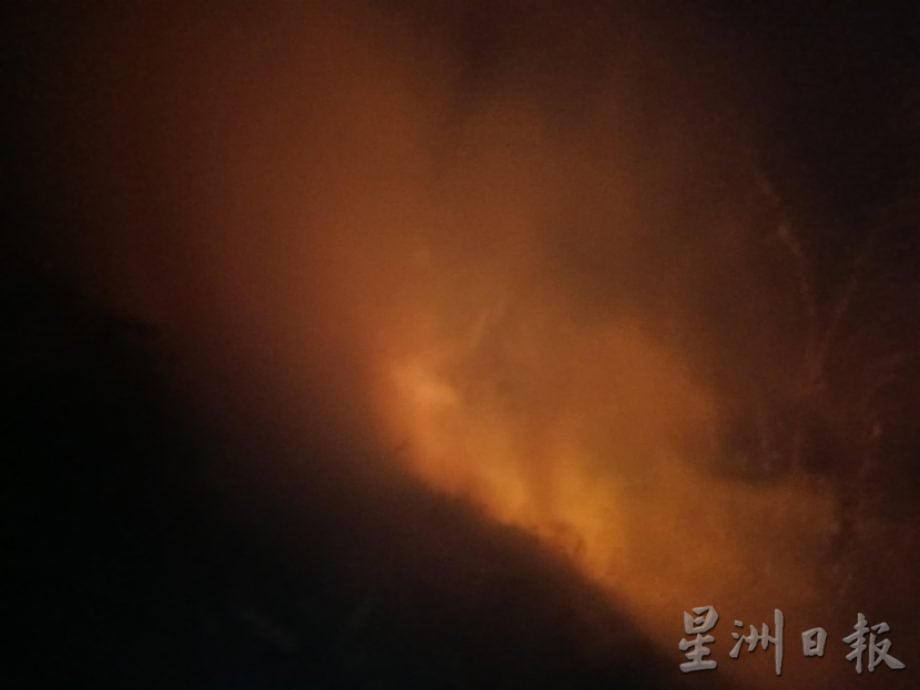 非法垃圾场自燃 浓烟刺鼻 消拯队奋战24小时才完全灭火