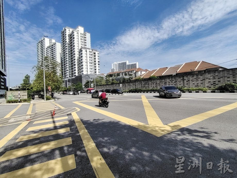 大都会/封面副文/公寓外面十字路口险象环生 李海云要求增设路墩和减速带
