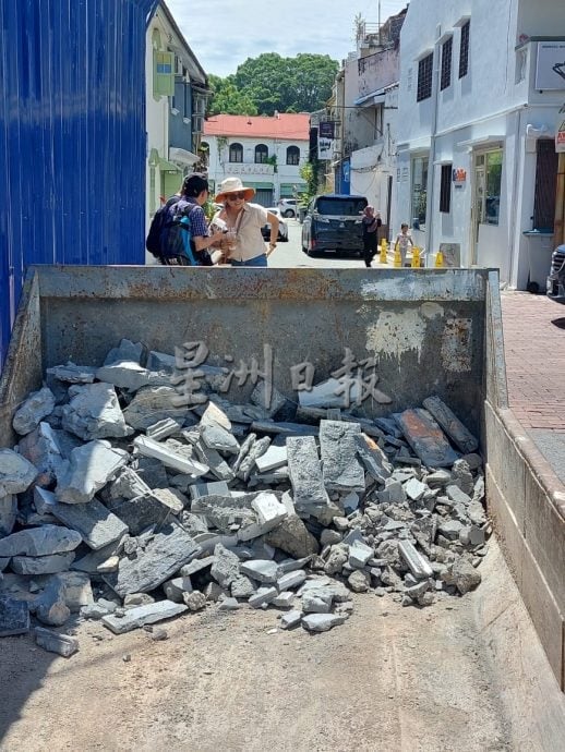 （古城第三版主文）观音亭街门牌一号的“欧式风格”建筑外墙石砖终于拆了