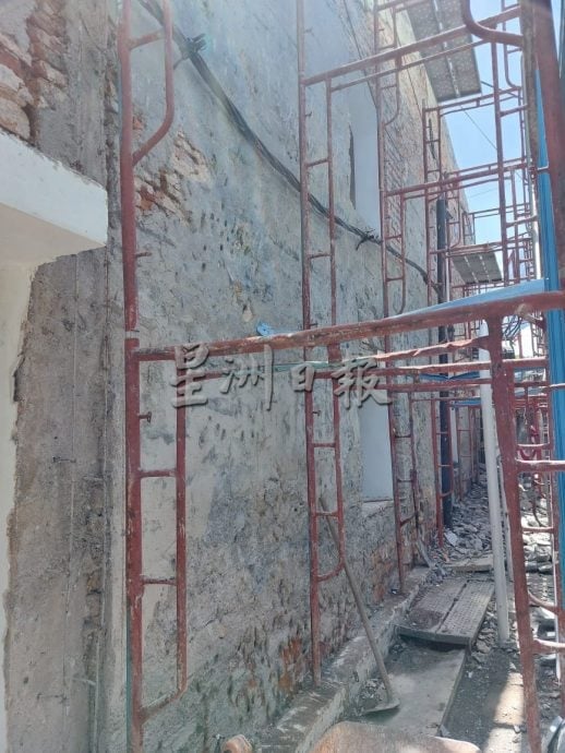 （古城第三版主文）观音亭街门牌一号的“欧式风格”建筑外墙石砖终于拆了