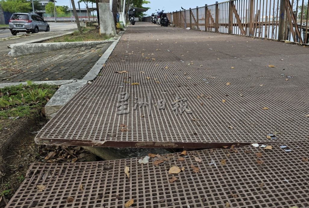（古城封面主文）虽与淡明沙里旋转塔同处旅游区，情况却大不同 皇冠广场沟渠损坏、走道铁板翘等等 设施被忽略了
