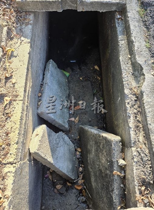（古城封面主文）虽与淡明沙里旋转塔同处旅游区，情况却大不同 皇冠广场沟渠损坏、走道铁板翘等等 设施被忽略了