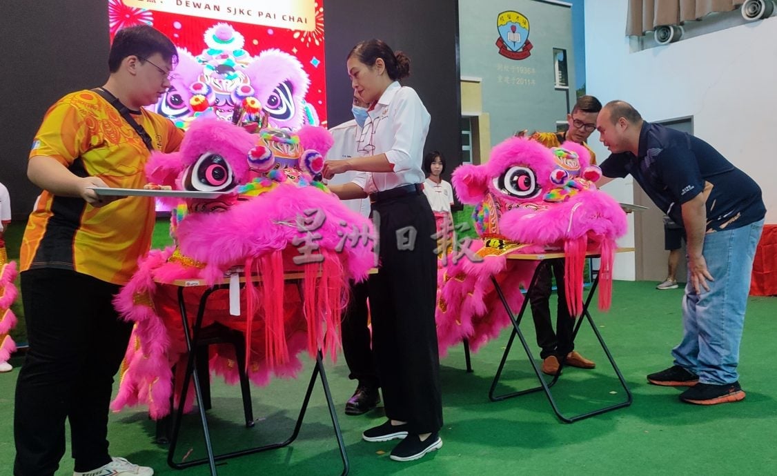 (大北马)培才小学成立武术瑞狮团,女老师成为武术与舞狮教练