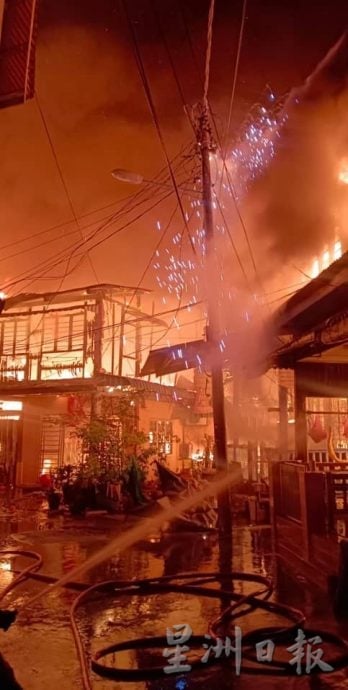 “大火毁我美丽家园” 长者无力重建掉泪