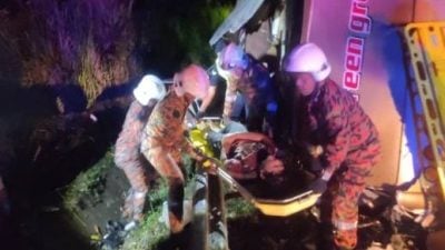 UPSI车祸 | 消拯局：巴士有44人包括42学生 休旅车4人伤