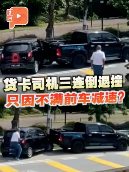 货卡司机三连倒退撞 只因不满前车减速？