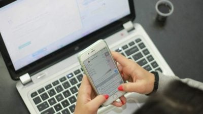 Z世代手机成瘾公私不分 网民：开会也煲电话粥