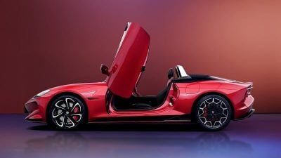 MG Motor Malaysia 推出全球首款剪刀门纯电敞篷跑车 Cyberster 后驱版 售价从29万9900令吉起