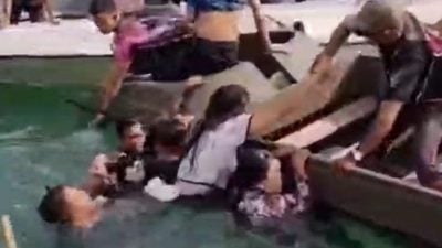 与游客船相撞 木船6人堕海获救